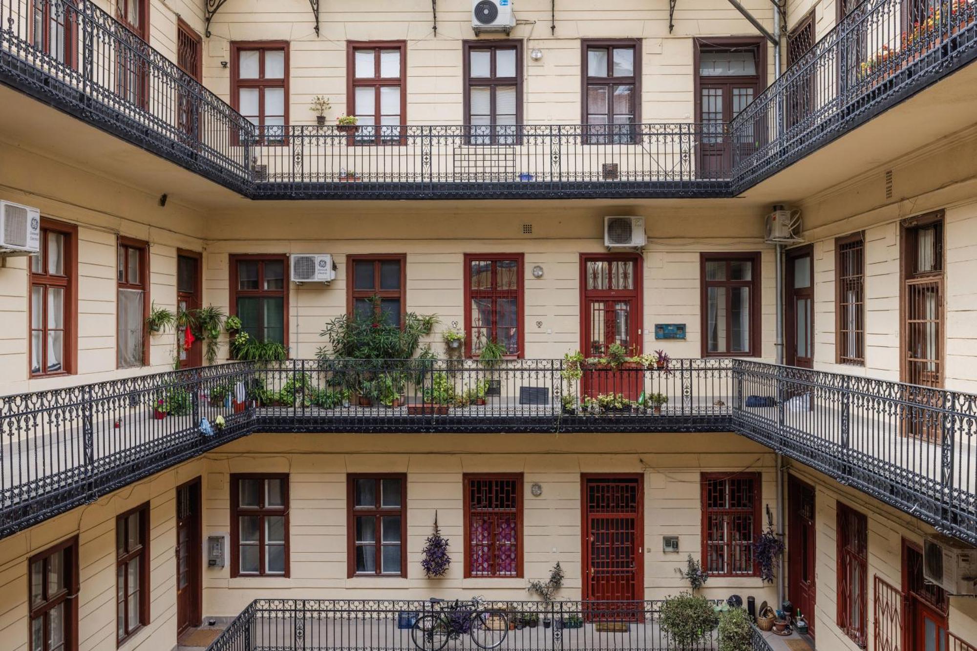 Central Budapest Oasis - Modern Charm, Timeless Comfort Exterior foto
